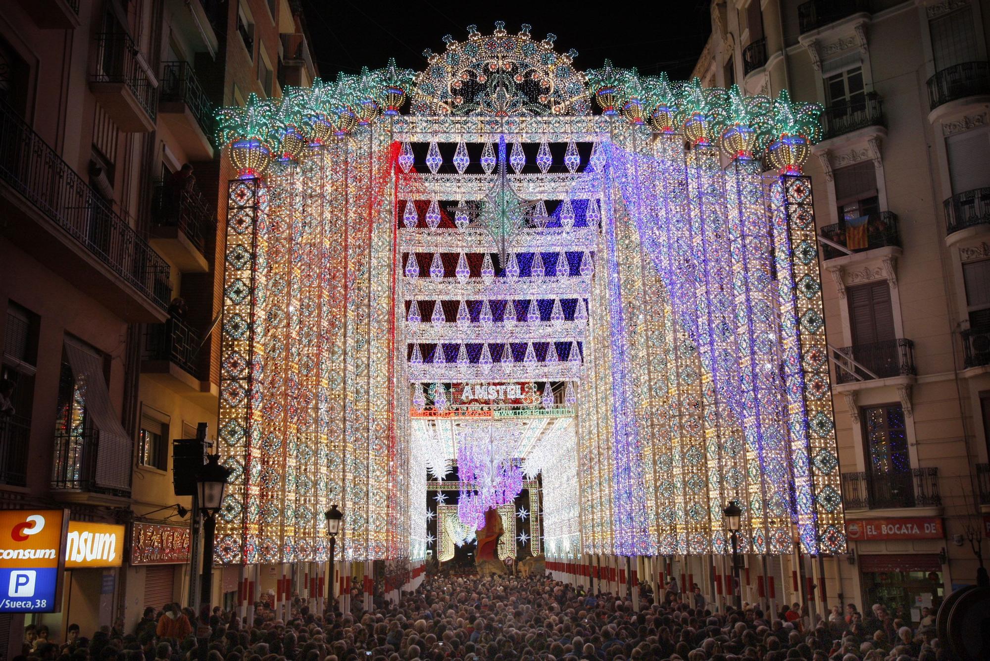 Galería nostálgica de las calles iluminadas en Fallas (2010-2020)