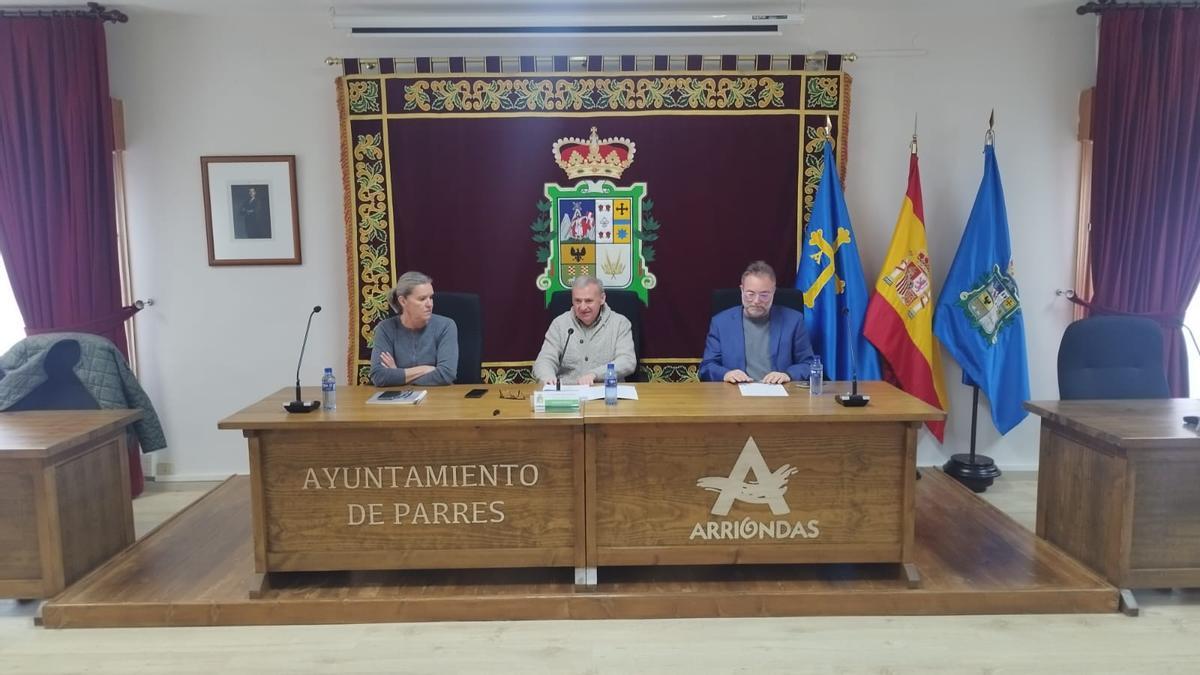 Por la izquierda, Sandra Bulnes, concejala de Turismo de Parres, Emilio García Longo, alcalde, y Luis Estrada, encargado del proyecto técnico