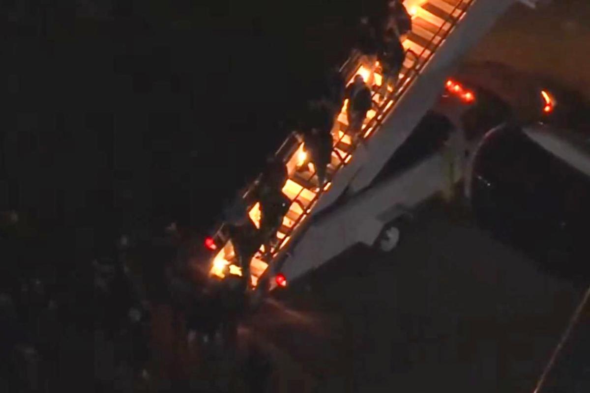 Captura de video que muestra al presidente de Venezuela, Nicolás Maduro, descendiendo esposado del avión militar Boeing 757 este sábado, en Nueva York (Estados Unidos).