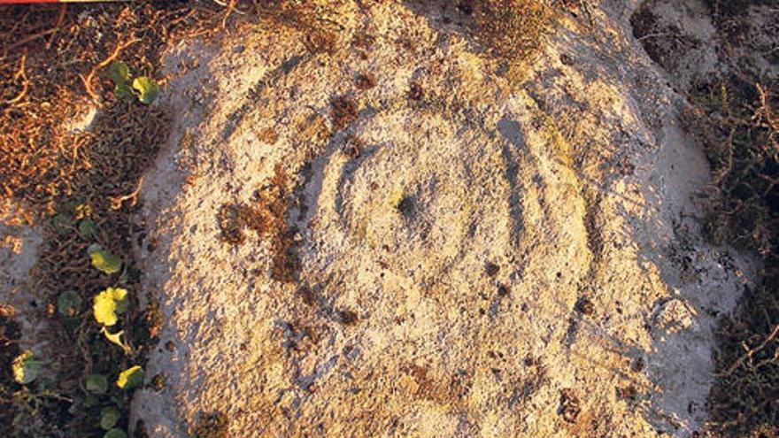 Uno de los petroglifos descubiertos por el Grupo de Acción Ecologista Outeiro.  // FdV