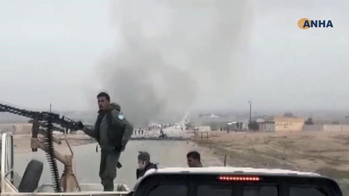 Combatientes kurdosirios montan guardia en el lugar del atentado, próximo a la ciudad siria de Hasaka.