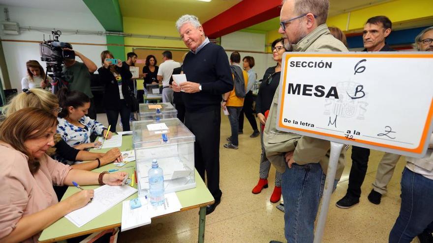 Pedro Quevedo (NC) ejerce su derecho al voto
