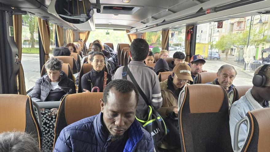 En busca de un asiento en el bus de O Morrazo a los hospitales