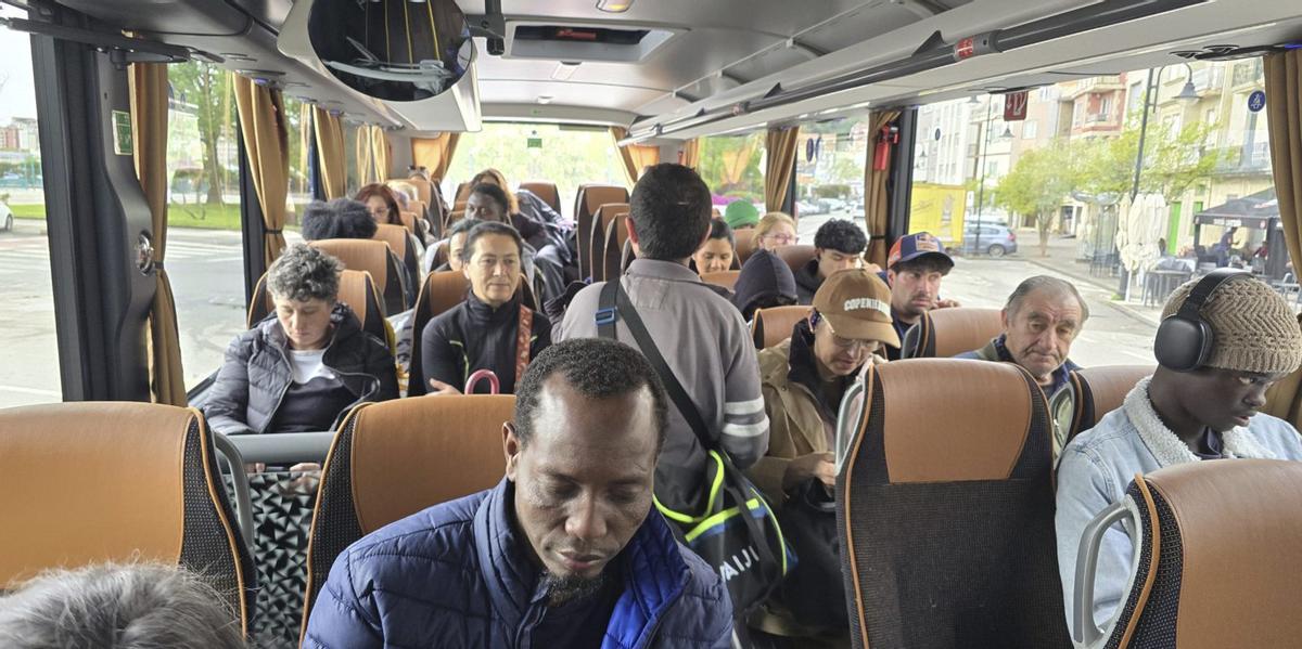 El autobús a los hospitales iba ya casi lleno al salir de Cangas.