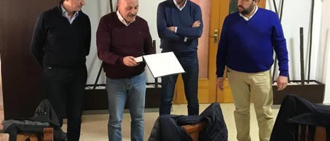 El PP de la Vall d&#039;Albaida homenajea al exalcalde por sus doce años en el cargo