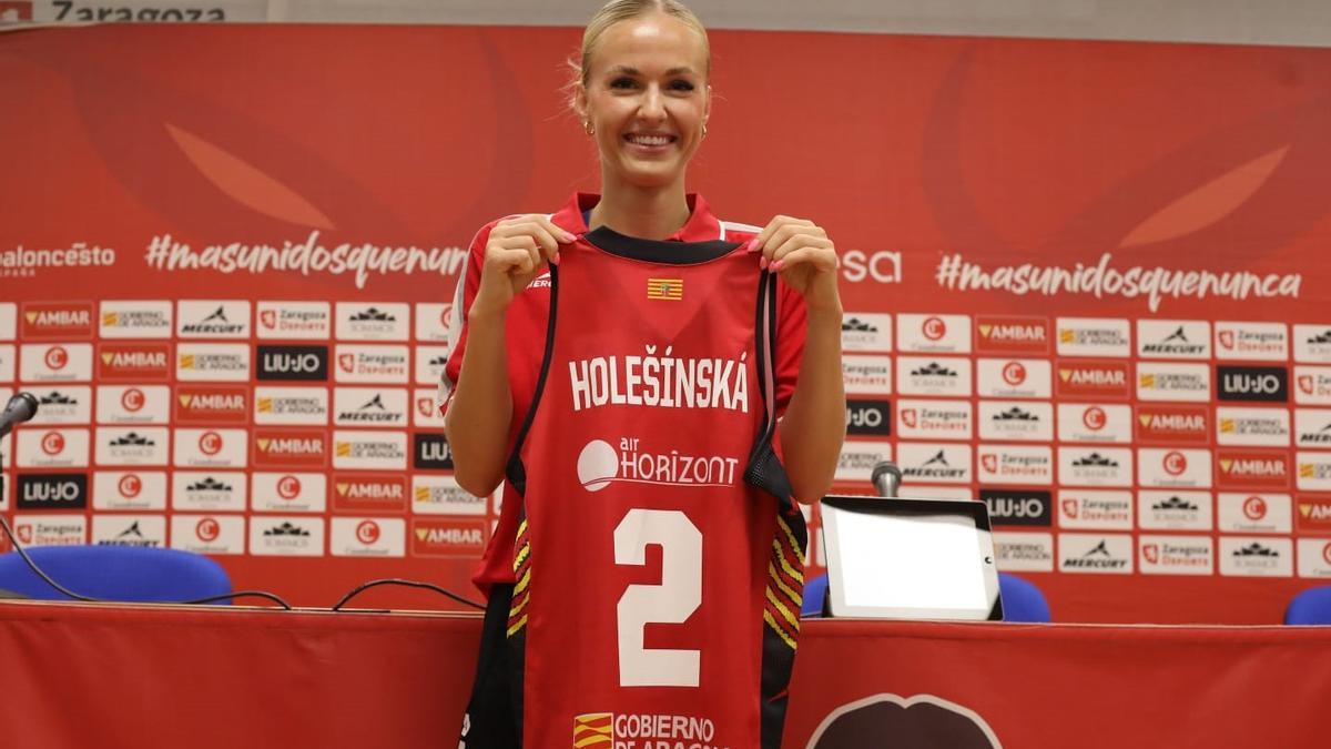 Petra Holesinska posa con su camiseta del Casademont Zaragoza en el Príncipe Felipe.