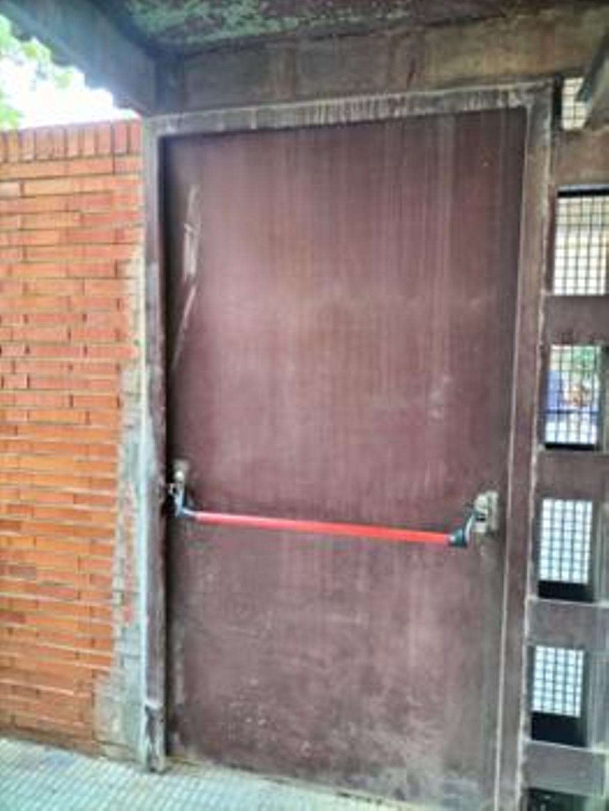 Imagen general de la puerta de emergencias bloqueada en el Clínico.