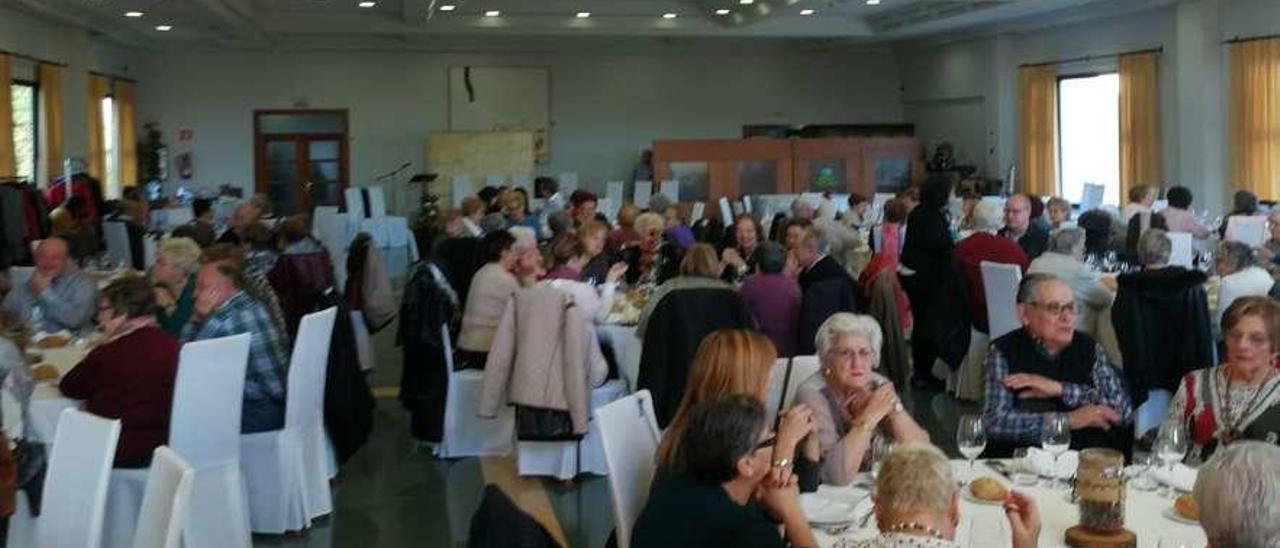 Asistentes a la gala de los jubilados en un hotel de Noreña.