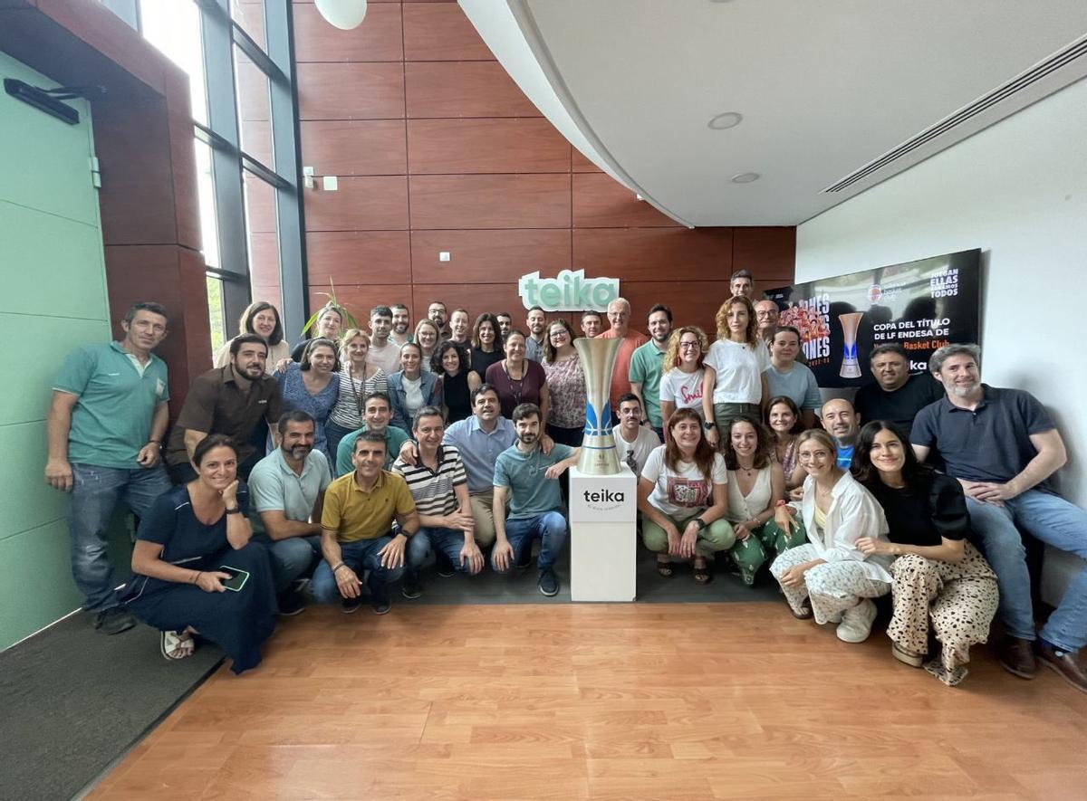 Las trabajadoras y los trabajadores de Teika posan con la Copa