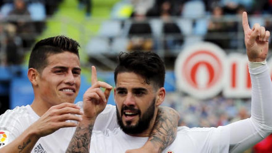 James e Isco celebran un gol.