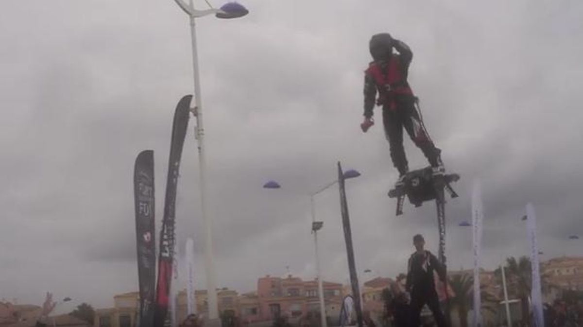 Franky Zapata aconsegueix volar més de dos quilòmetres amb el Flyboard Air.