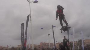 Franky Zapata aconsegueix volar més de dos quilòmetres amb el Flyboard Air.