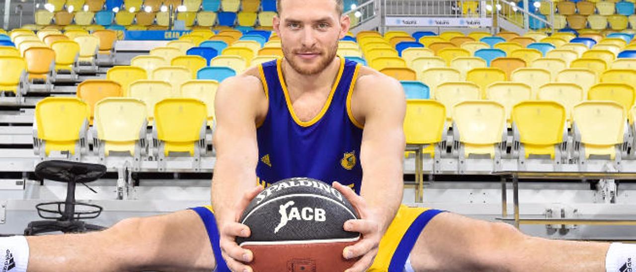 El base israelí Gal Mekel, uno de los seis fichajes del Herbalife Gran Canaria para este curso, posa sentado junto a un balón en la pista central del Arena, ayer, antes de la entrevista con este medio.