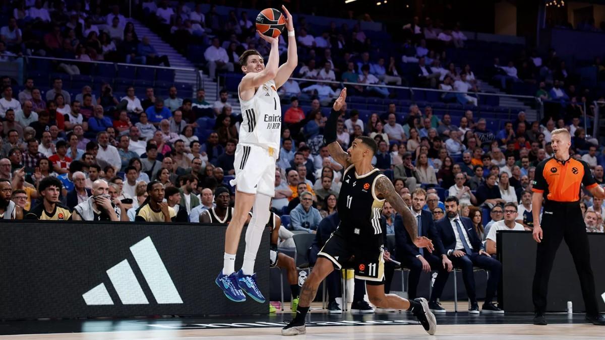 David Kramer, lanzando un triple ante la defensa de Edwin Jackson.