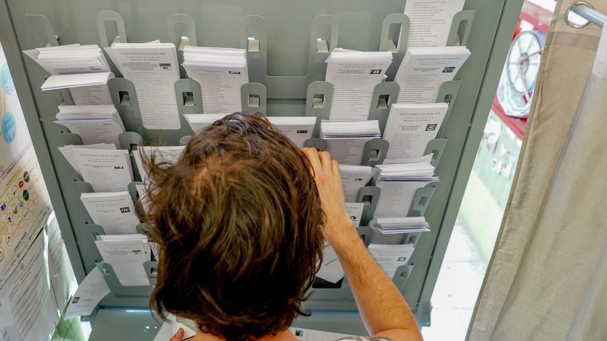 Una persona dentro de una cabina electoral.