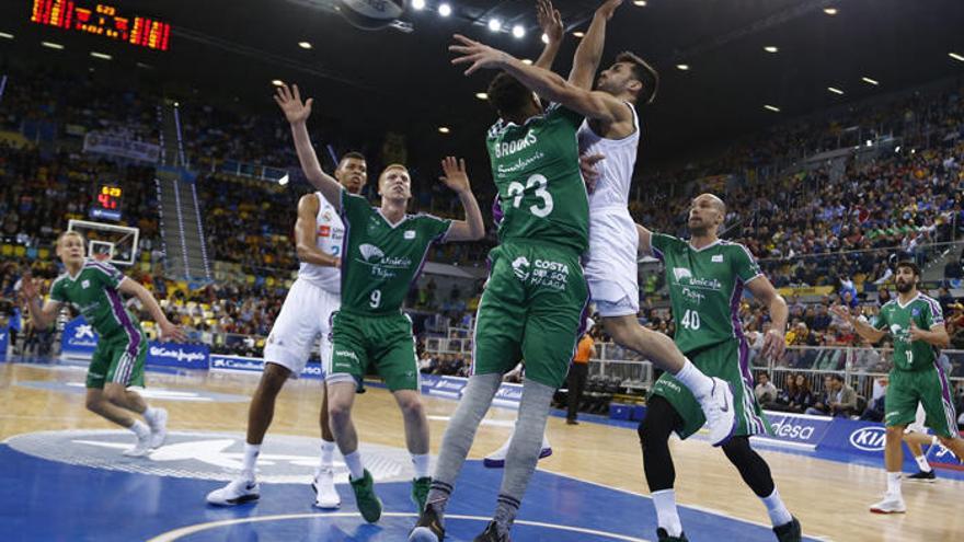 El Unicaja, defendiendo al completo el jueves ante el Real Madrid.