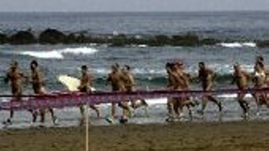 Carrera nudista, en una playa del País Vasco