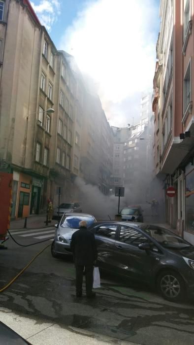 Los bomberos sofocan un vehículo incendiado en Juan Flórez