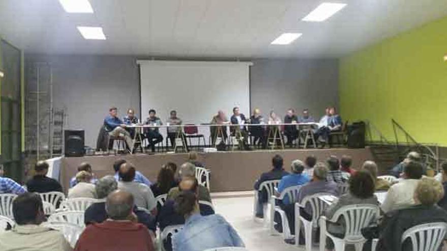 Responsables de Torguvi y los socios, durante la asamblea general celebrada en Venialbo.
