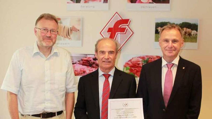 Emilio Rial, en el centro, con el premio recibido en Alemania. // FdV