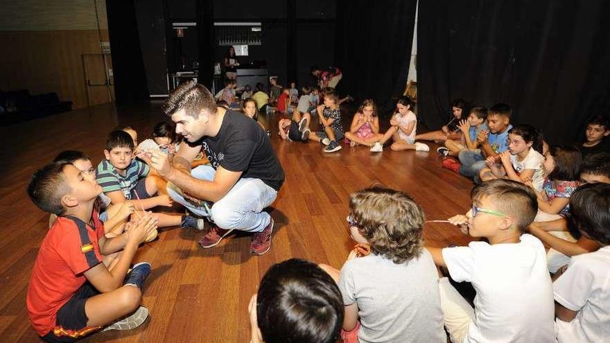 Los participantes en el Salón Teatro del auditorio de Lalín preparándose para jugar. // Bernabé/Javier Lalín