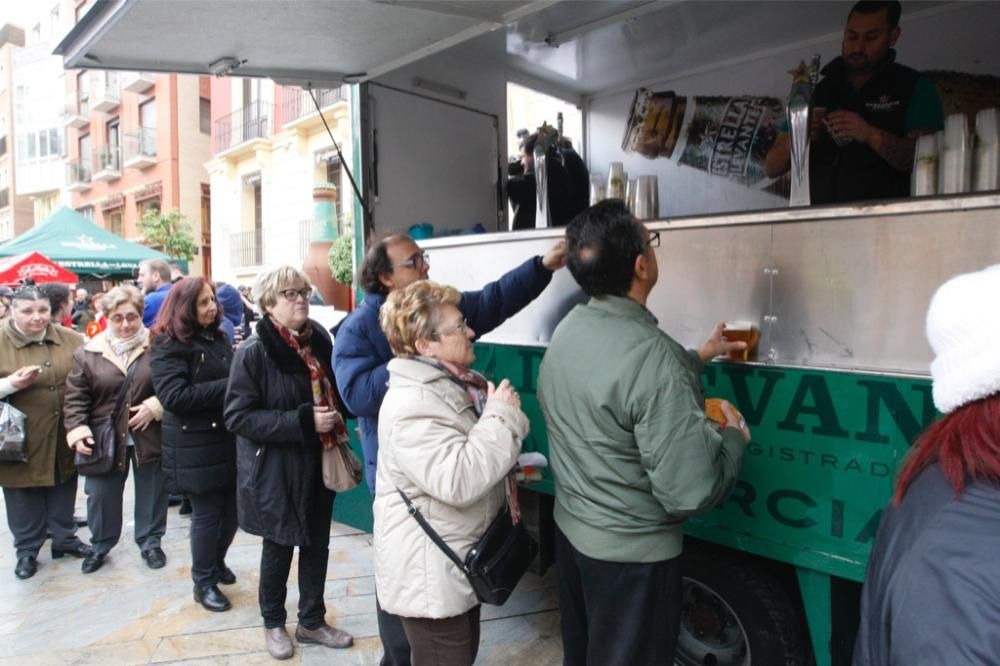 Reparto de pasteles de carne en la plaza del Romea