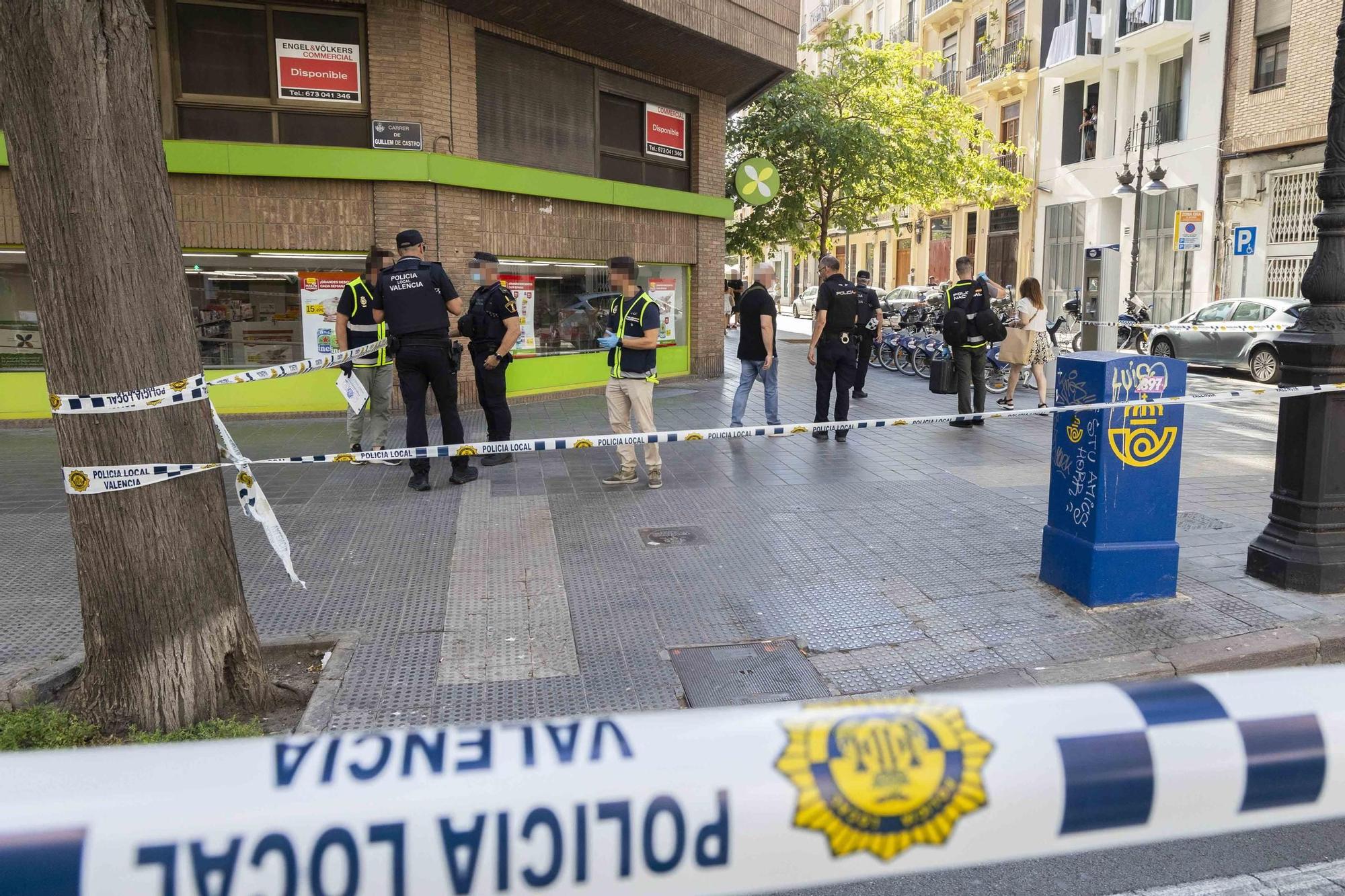 La Policía Local desarma de un tiro a un presunto atracador en la calle Guillem Sorolla de València