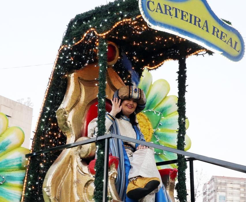 Miles de niños y niñas disfrutan junto a sus familias del desfile récord de la ciudad olívica. Melchor, Gaspar y Baltasar lanzaron caramelos desde sus carrozas.