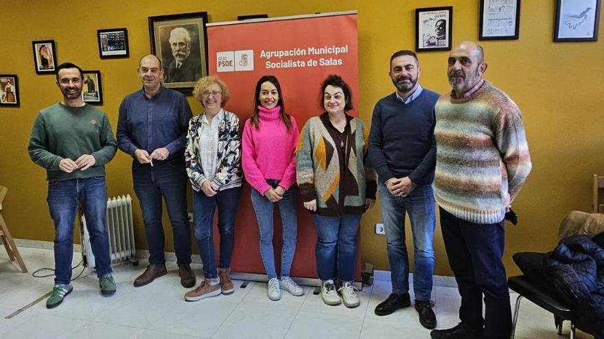 Por la izquierda, David Villar, Fernández Huerga, Flor Menéndez, Azahara Fernández, Eva Díaz, Alberto Díez y Joaquín Rodríguez.