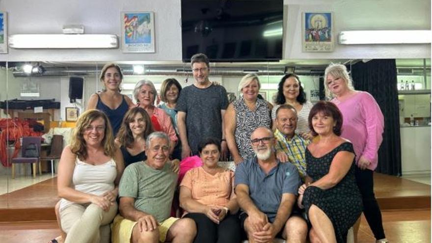 Parte del elenco de la obra de teatro durante un ensayo.