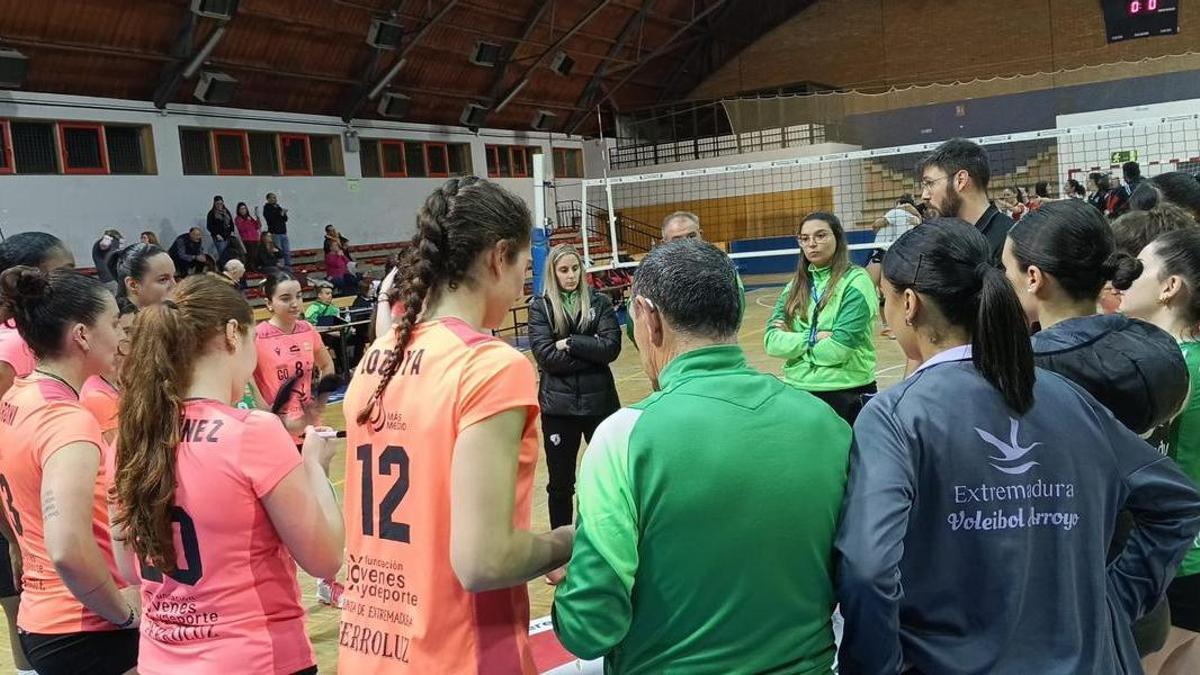 El presidente, hablando con las jugadoras tras el úlitmo partido liguero, disputado en el Serrano Macayo de Cáceres.
