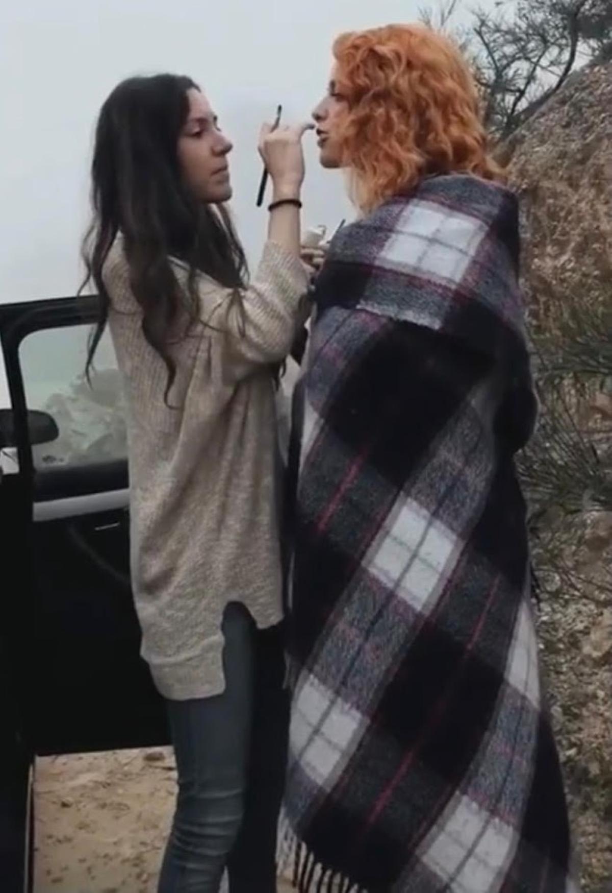 Lara Naveiro realiza un maquillaje.