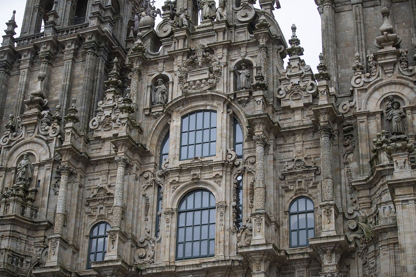 Detalle de las ventanas de la fachada del Obradoiro de la catedral de Santiago.jpg