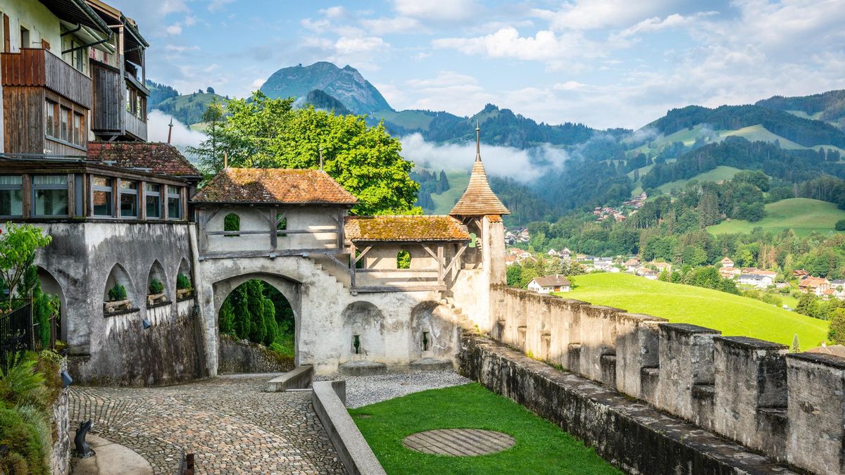 Castillos, montañas y quesos: el encantador pueblo suizo oculto entre los Alpes donde nació un queso que todos hemos probado