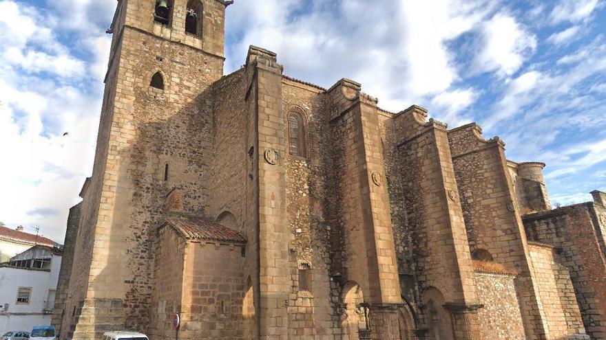 La policía interviene en una pelea familiar por una herencia en la plaza de Santiago de Cáceres