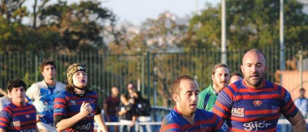 Los jugadores del Mikes conducen el balón.