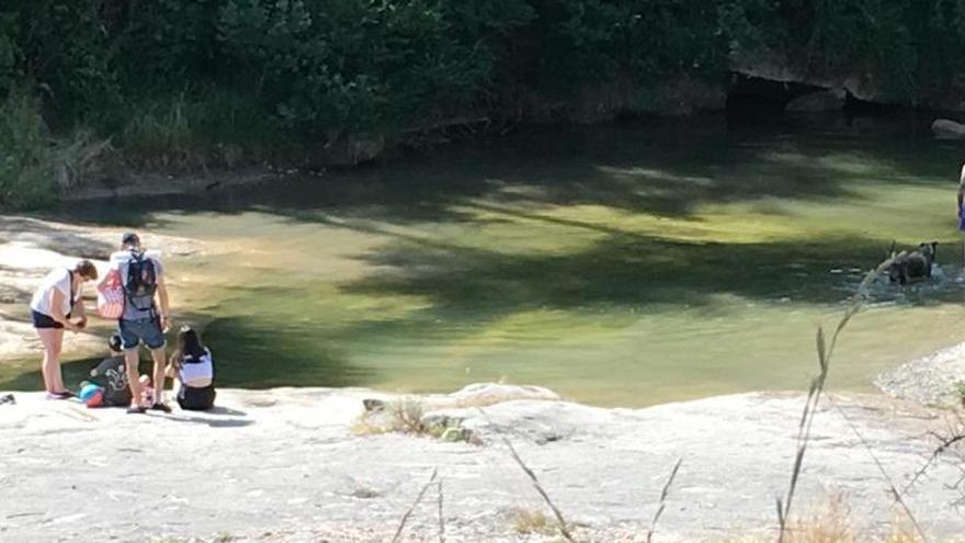 Banyistes a la riera de Merlès en una foto d&#039;arxiu