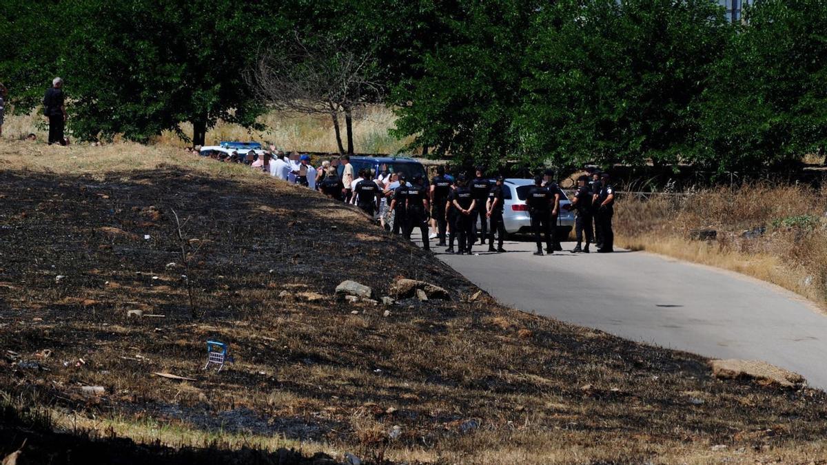 Policia Nacional crea un cordón de seguridad en la zona donde se encontró el cuerpo.