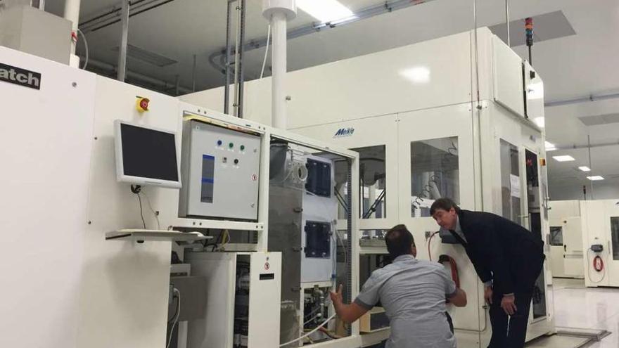 Técnicos revisan la maquinaria que se conserva en las instalaciones de la industria Pevafersa.