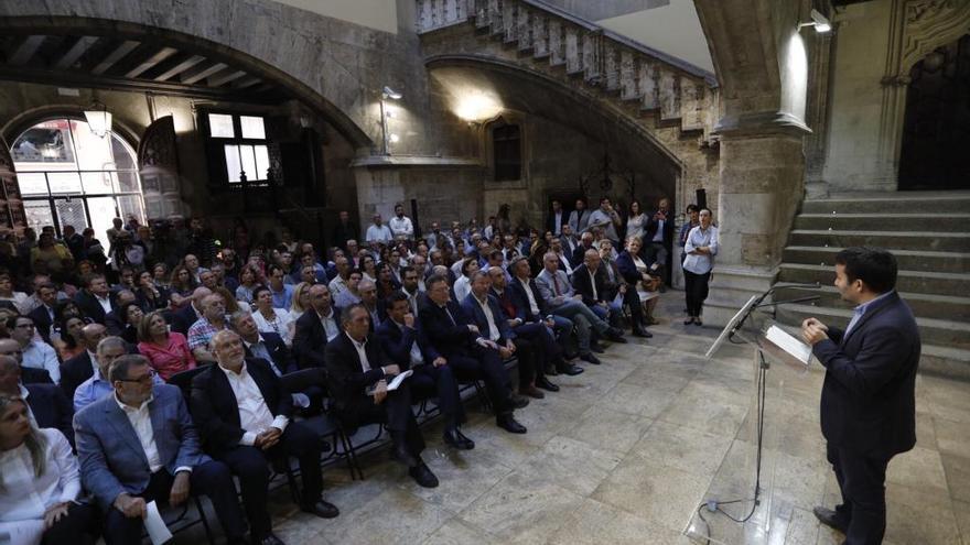 Marzà presentando el plan Edificant a más de un centenar de alcaldes.