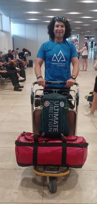 Nacho Pequeno, en el aeropuerto, antes de partir hacia Islandia.