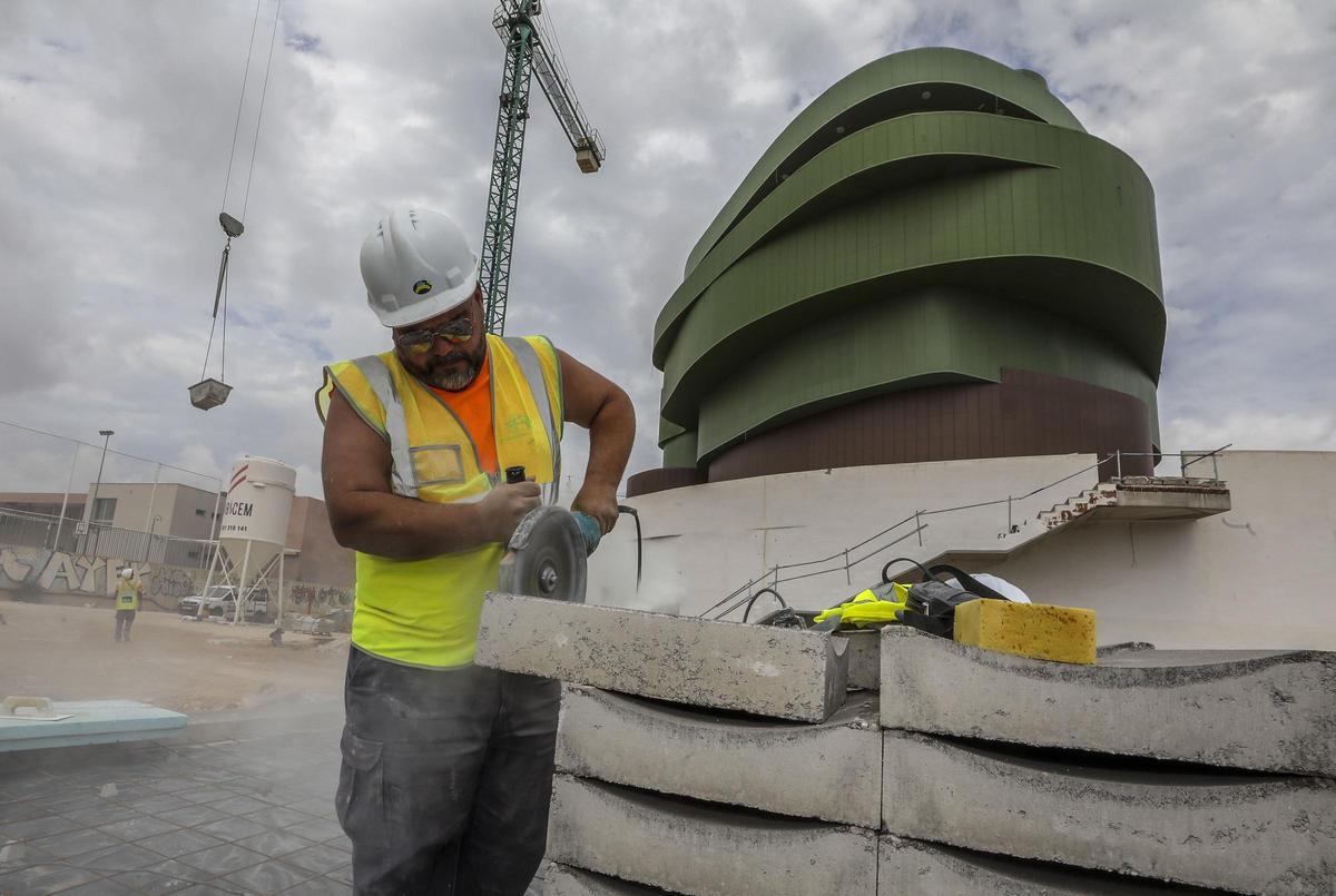 Obras que se se están realizando en el exterior de La Valona.
