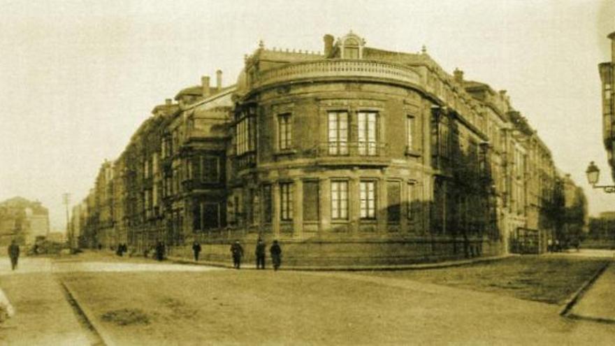 El «martillo de Capua» a principios del siglo XX, con la casa Alvargonzález en primer término, y, a lo lejos, a la izquierda, las casas de Veronda.