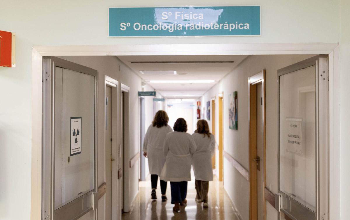 Profesionales sanitarias en un pasillo del hospital Miguel Servet de Zaragoza, en una imagen de archivo.