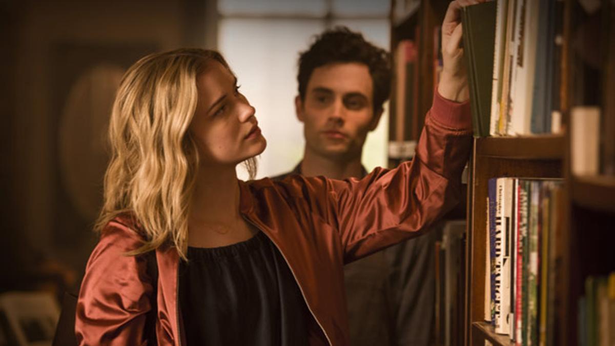 Elizabeth Lail y Penn Badgley en la serie 'You'