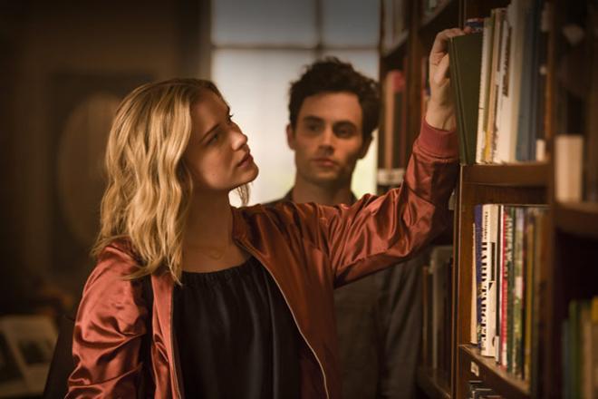 Elizabeth Lail y Penn Badgley en la serie 'You'