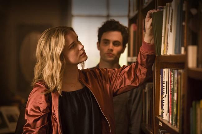 Elizabeth Lail y Penn Badgley en la serie 'You'