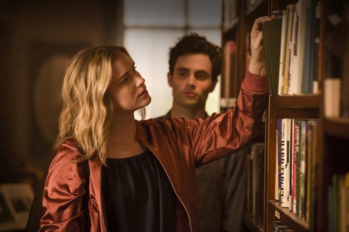 Elizabeth Lail y Penn Badgley en la serie 'You'