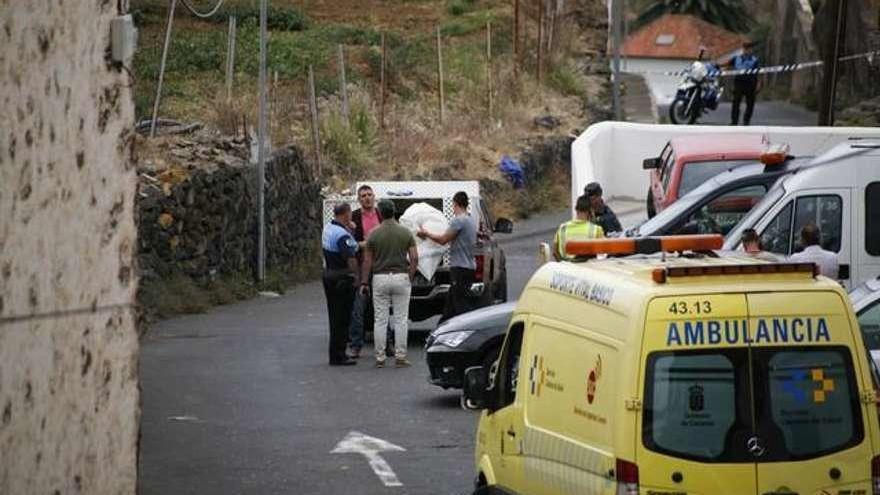 Efectivos de la Guardia Civil y sanitarios en el domicilio de la familia muerta.