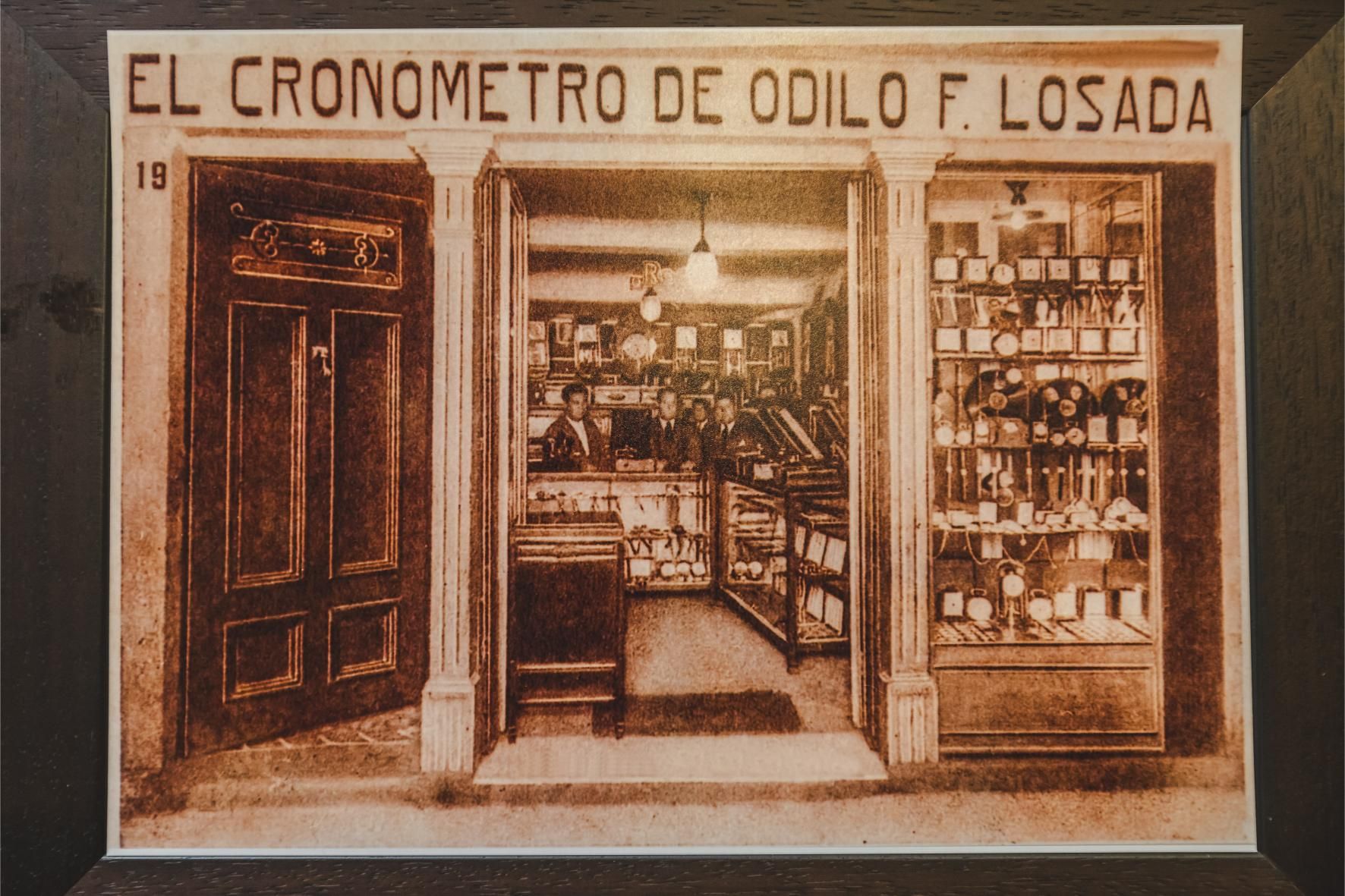 Foto del negocio que abrió su abuelo en 1928 en Ourense